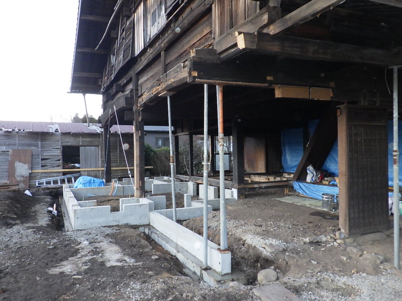 古民家　工事中　外観3