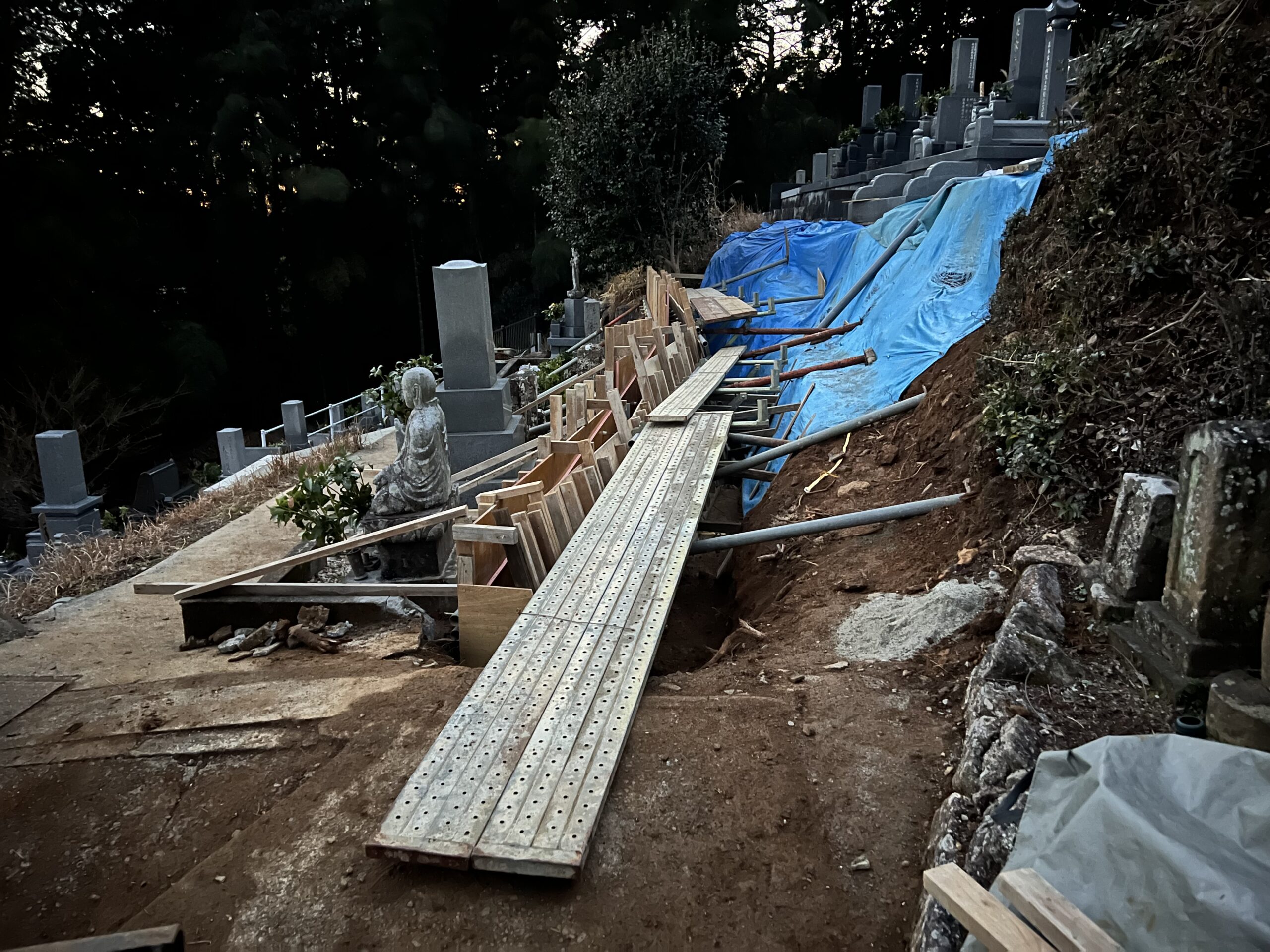 墓地　コンクリート工事　作業中