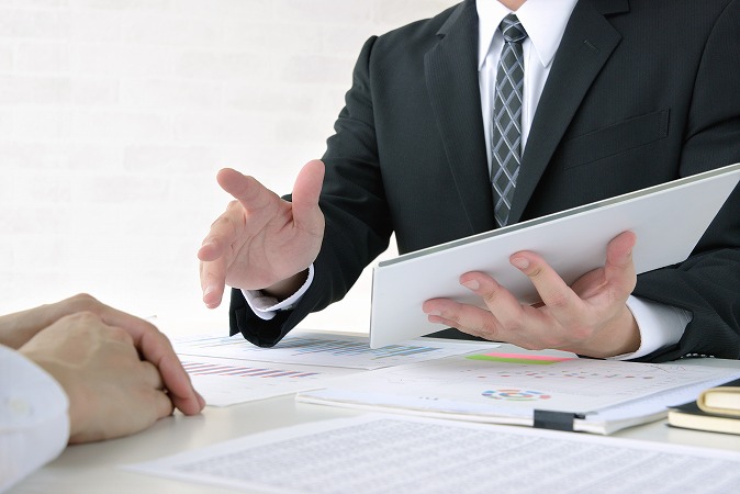 説明をする男性